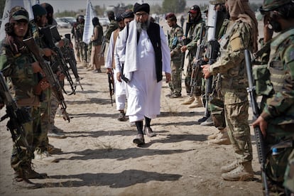 Llegada de uno de los líderes talibanes al acto en honor de los muertos en el bando insurgente en Zurmat.