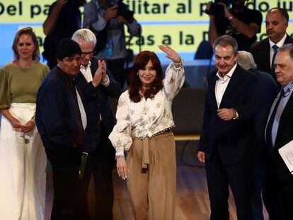 Cristina Kirchner saluda a sus seguidores acompañada por los expresidentes de Bolivia, Evo Morales, y de España, José Luis Rodríguez Zapatero, en el cierre de una reunión del Grupo de Puebla en Buenos Aires, el 21 de marzo de 2021.