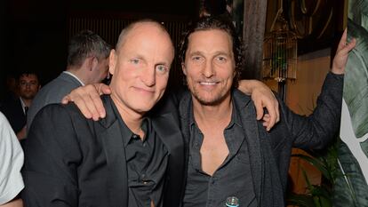 Woody Harrelson y Matthew McConaughey en la fiesta de inauguración del bar The Parrot en The Waldorf Hilton en Londres en el año 2018.