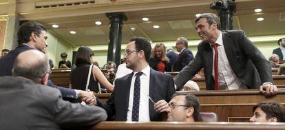 Pedro Sánchez y Antonio Hernando se saludan en el pleno de investidura.