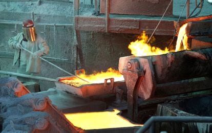 Un empleado trabaja en un horno de fundición de Codelco en Ventanas (Chile).

