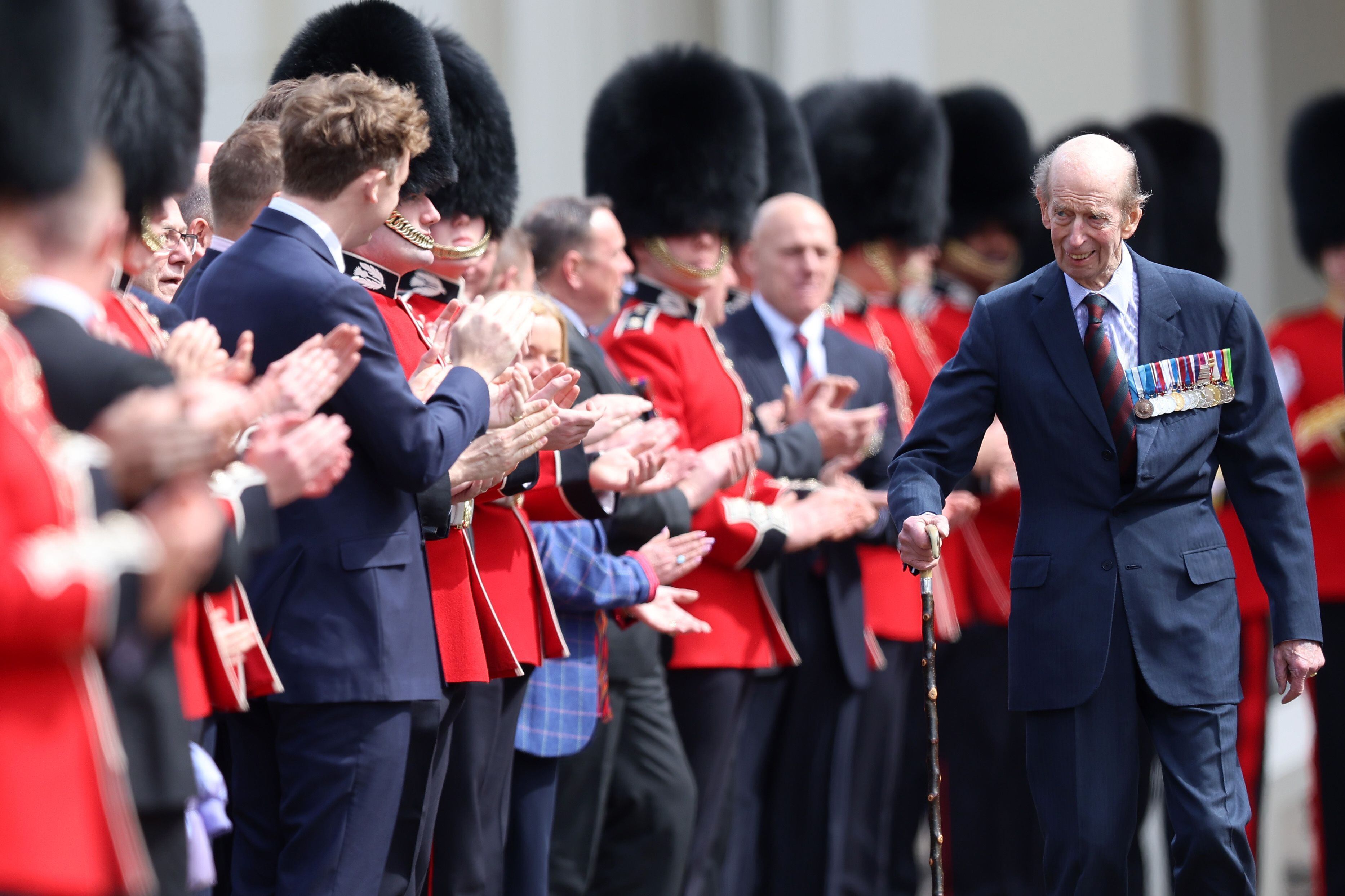 Los miembros del regimiento de la Guardia Escocesa rinden homenaje al duque de Kent durante el Domingo Negro de la Guardia Escocesa en Wellington Barracks, el 14 de abril de 2024 en Londres, Inglaterra.
