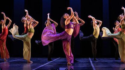 Una imagen de las '7 danzas griegas' de Bejart bailadas en Terrassa por el Ballet de Lausanne.