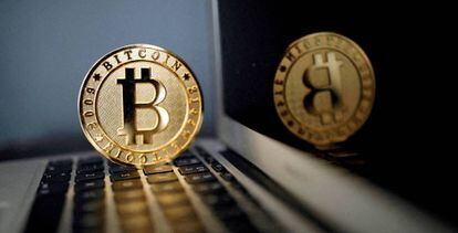 Una representación de bitcoin. REUTERS