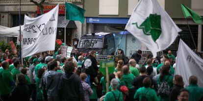 Manifestantes concentrados ante la sede del Partido Popular.