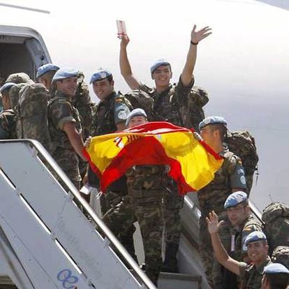 Varios soldados se despiden antes de partir hacia Líbano desde el aeropuerto de Santiago de Compostela.