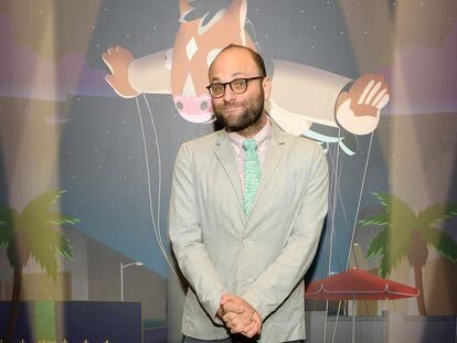 Raphael Bob-Waksberg, frente a una imagen promocional de su serie 'Bojack Horseman'.