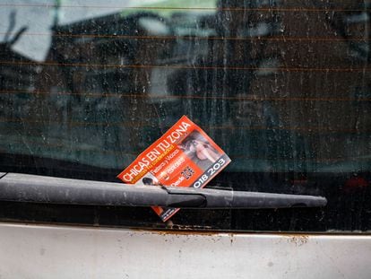 Publicidad de prostitución en coches en Madrid.