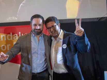 El presidente de Vox, Santiago Abascal (izquierda), y el candidato en Andalucía, Francisco Serrano, la noche del domingo en Sevilla. En vídeo, Vox se convierte en la primera fuerza en El Ejido.