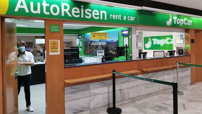 Mostrador de la empresa de 'rent a car' AutoReisen en el aeropuerto de Lanzarote.