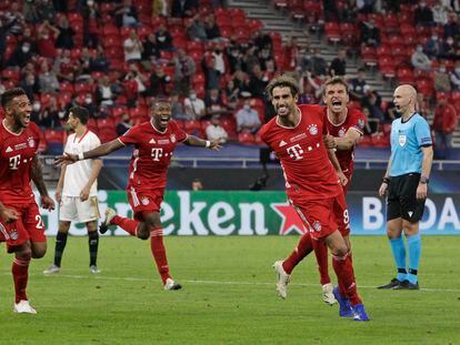 Los jugadores del Bayern corren a felicitar a Javi Martínez tras el 2-1.