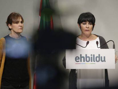 Las parlamentarias de EH Bildu Nerea Kortajarena y Maddalen Iriarte, este lunes en una comparecencia en San Sebastián.