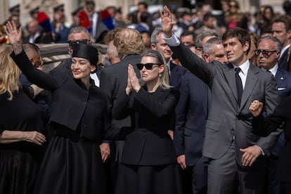 Desde la izquierda, los hijos de Silvio Berlusconi, Barbara, Eleonora y Luigi, saludan en el exterior del Duomo de Milan.