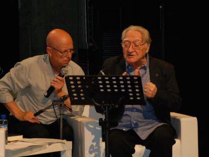M&agrave;rius Sampere (derecha), leyendo sus composiciones junto al escultor  y amigo Josep Maria Cam&iacute;.