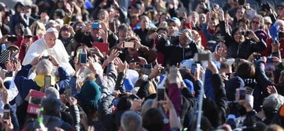 El papa Francisco saluda a la multitud congregada en la plaza de San Pedro el pasado miércoles.