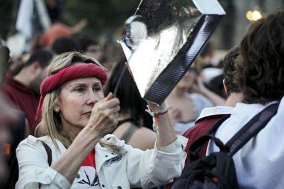 Una de los 6.000 participantes de la cacerolada en la plaza de Catalunya de Barcelona