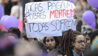 Manifestación en Río de Janeiro a favor de la legalización del aborto, en marzo de 2016. 