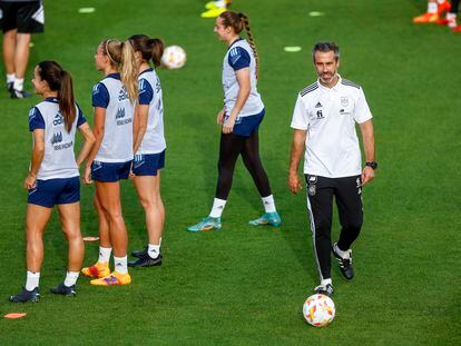 Jorge Vilda en el último entrenamiento de la selección española este lunes.