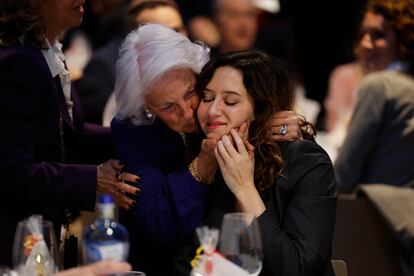 Una mujer saluda este martes a la presidenta de la Comunidad de Madrid, Isabel Díaz Ayuso, durante la entrega de los premios Héroes
de Tabarnia.
