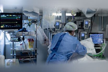 Una sanitaria atiende a un paciente con covid en la Unidad de Vigilancia Intensiva Respiratoria del Hospital Clínic de Barcelona