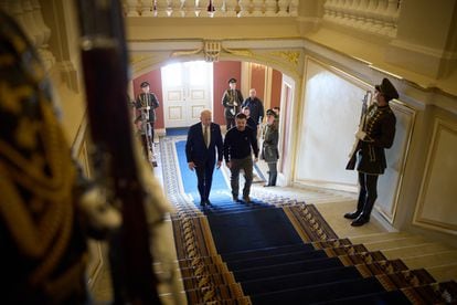 Biden era uno de los pocos líderes occidentales que aún no había viajado a Ucrania durante la guerra. En la imagen, Biden y Zelenski, en el palacio presidencial, este lunes.