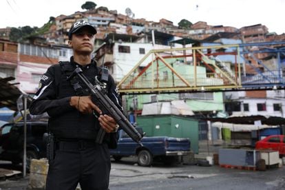 Elemento de la unidad especial de la Policía Nacional patrulla en Caracas, Venezuela, el 9 de julio de 2021.