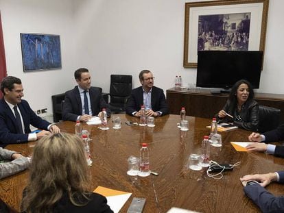 Los equipos negociadores de PP y Ciudadanos en el Parlamento de Andalucía.