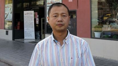 Yi Hu Wang Ji con sus patentes de cigarrillos.