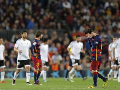 Messi reacciona tras el segundo del Valencia.