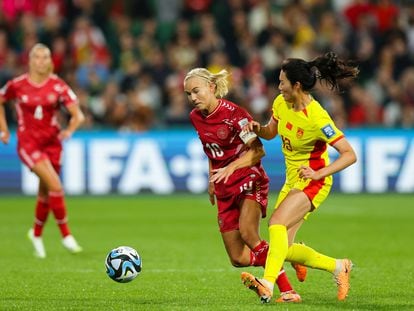 Perth (Australia), 22/07/2023.- Pernille Harder of Denmark is tackled by Lina Yang of China during the FIFA Women's World Cup 2023 soccer match between Denmark and China at Perth Rectangular Stadium in Perth, Australia, 22 July 2022. (Mundial de Fútbol, Dinamarca) EFE/EPA/RICHARD WAINWRIGHT AUSTRALIA AND NEW ZEALAND OUT
