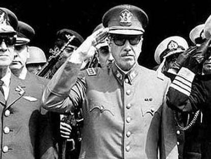 Pinochet se autoproclama jefe de la naci&oacute;n.