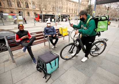 Varios repartidores de Glovo, Deliveroo y Ubereats, en febrero en Barcelona.