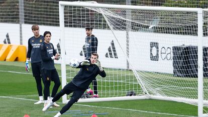 Andriy Lunin, este martes en el entrenamiento del Real Madrid en Valdebebas.