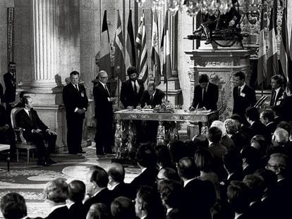 Felipe González y Fernando Morán firman, en presencia del Rey, el Acta de Adhesión de España a las Comunidades Europeas en el Palacio Real,  el 12 de junio de 1985.