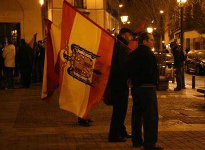 Banderas preconstitucionales en la concentración de anoche contra la obra de Leo Bassi.