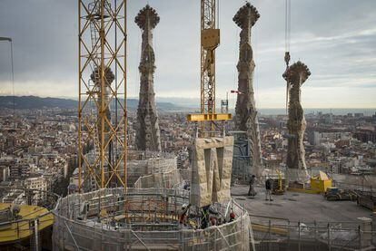 En diciembre de 2016 se comenzó la colocación de paneles de las Torres de los Evangelistas, compuestas por la Torre de Mateo y la Torre de Juan, que alcanzarán los 83,87 metros, y la Torre de Marcos y la Torre de Lucas con 86,82, de los 135 que tendrán en 2022 y arroparán a la de Jesucristo, unidas por cuatro puentes que, a su vez, tienen un peso de ocho toneladas cada uno. Las 12 torres más bajas, que representan a los apóstoles, se encuentran en las fachadas con una altura de 100 metros. Con un 70% de la superficie de la nave del templo construida (de 4.500 metros cuadrados), cree Jordi Faulí que "el conjunto de las 18 torres será plásticamente extraordinario" y mostrará una gran expresión de verticalidad.