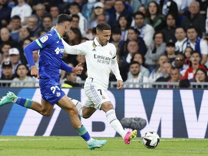 Eden Hazard, defendido por el defensa del Getafe Juan Iglesias, el pasado 13 de mayo, en su último partido con el Real Madrid.