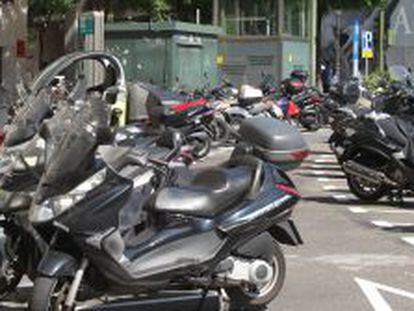 Motos aparcadas en una calle de Madrid