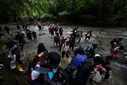 Migrantes cruzan un río en la selva del Darién, en octubre 2022.