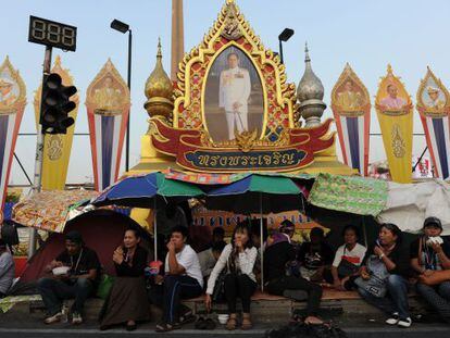 Manifestantes ante un retrato del rey Bhumibol en Bangkok.