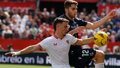 Pedrosa, lateral del Sevilla, controla el balón ante el realista Zakharyan.