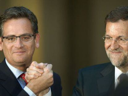 El presidente Mariano Rajoy (a la derecha) saluda al candidato del PP, Antonio Basagoiti, ayer en San Sebasti&aacute;n.