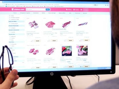 Un usuario realiza su compra en un supermercado 'online'.