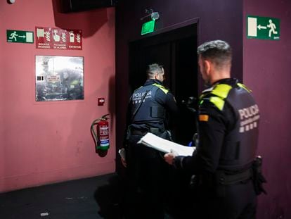 La Guardia Urbana inspecciona la discoteca Arena, donde sucedió la supuesta violación, en noviembre de 2022.