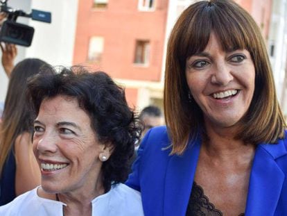 La portavoz del Gobierno y ministra de Educación, Isabel Celaá, y la secretaria general, Idoia Mendia, en Bilbao.