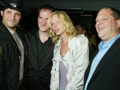 FOTO: De izquierda a derecha, los directores Robert Rodríguez y Quentin Tarantino, Uma Thurman y Harvey Weinstein en Los Ángeles en 2004. / VÍDEO: La detención de Weinstein, este viernes.