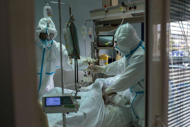 Trabajadores sanitarios atienden a un paciente con coronavirus en la UCI del Hospital Cosaga de Ourense el 19 de febrero.