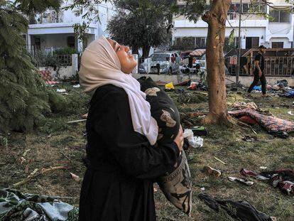 Una mujer lloraba el día 18 mientras sostenía una almohada entre los escombros del hospital Al Ahli, en el centro de Gaza, tras la matanza de la noche anterior.