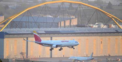 Aviones de Iberia y Vueling en el aeropuerto madrileño de Barajas.