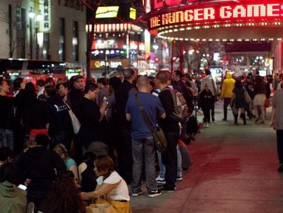 Colas en Nueva York antes del estreno de 'Juegos de hambre'.